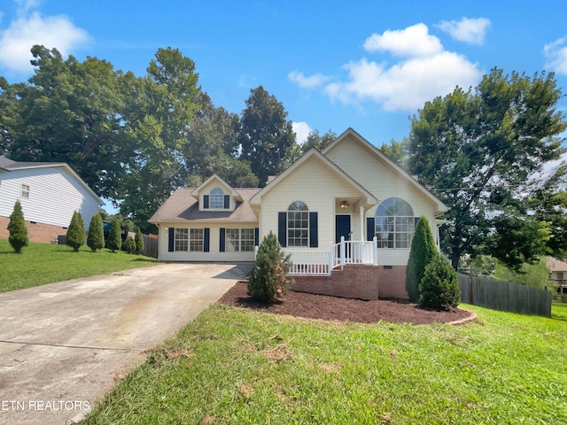 view of front of home featuring a front lawn