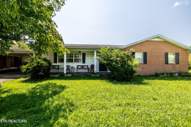 single story home with a front lawn