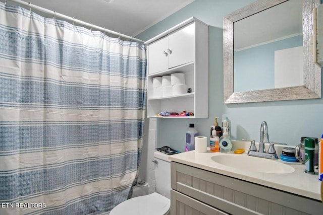 full bathroom with toilet, a shower with shower curtain, and vanity