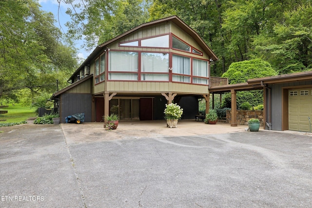 view of front facade featuring a garage