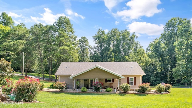 view of front facade featuring a front lawn