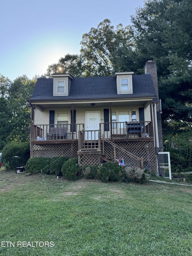 view of front of property featuring a front lawn