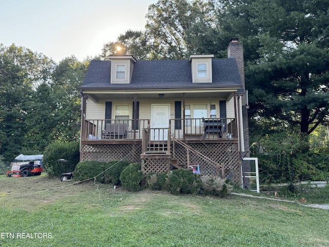 view of front of property with a front yard and covered porch