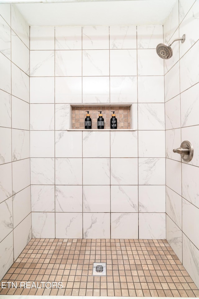 full bathroom featuring tiled shower