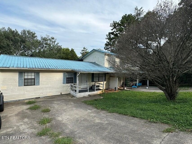 view of front facade with a front lawn and covered porch