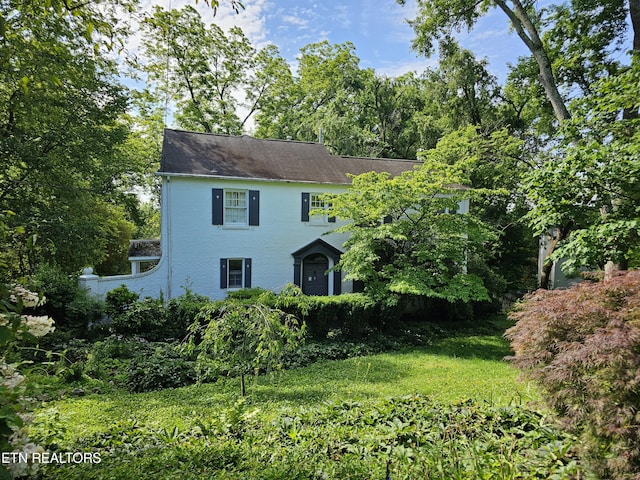 view of front of home featuring a front lawn