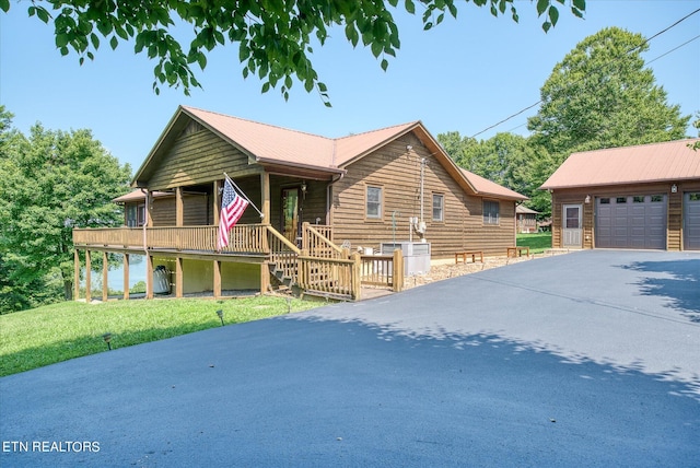 view of front of house featuring covered porch and a front lawn