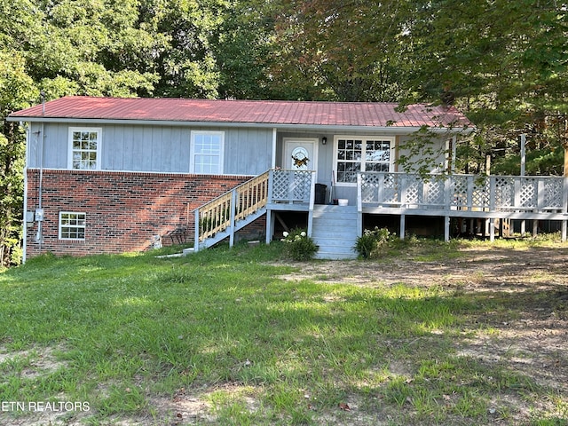 view of front facade with a front lawn