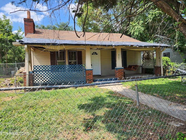 view of front facade featuring a porch and a front yard