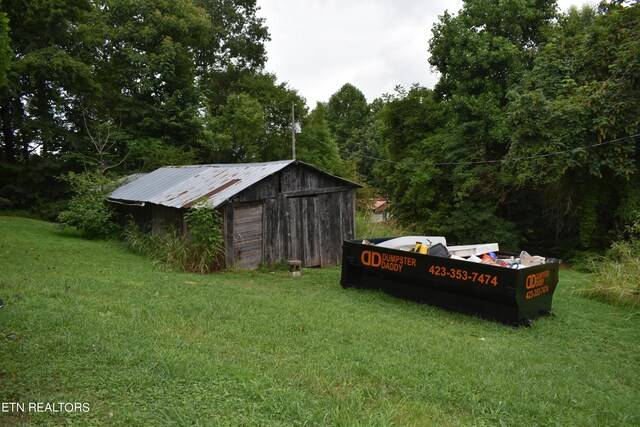 view of yard with a storage shed