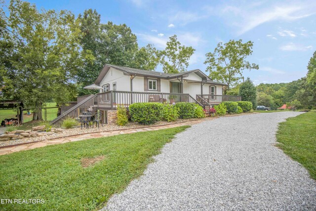 view of front of property with a front yard