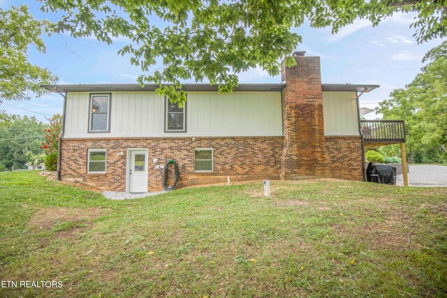 view of front of house featuring a front lawn