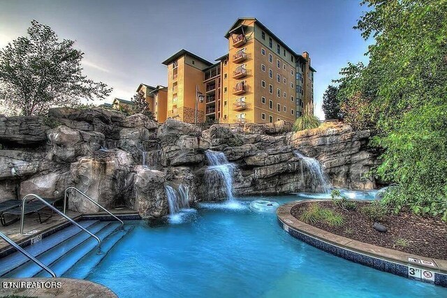 view of swimming pool