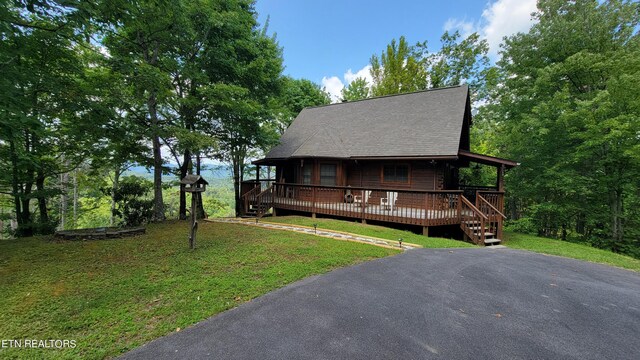 view of front of property featuring a front yard