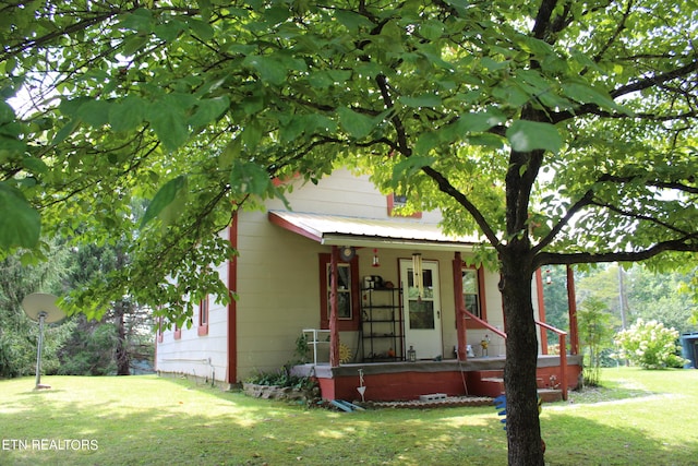 view of front facade featuring a front lawn and a porch