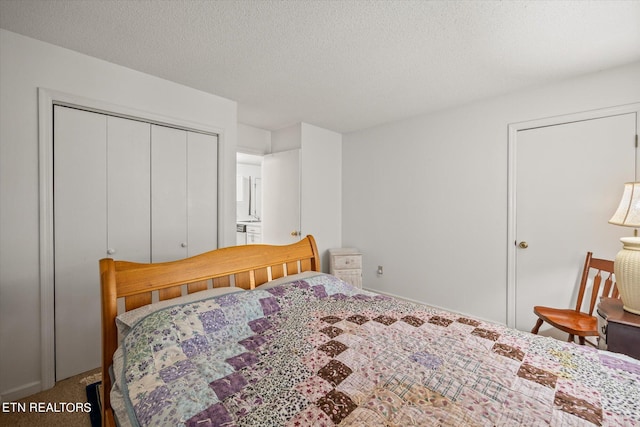 bedroom featuring a textured ceiling, a closet, and carpet