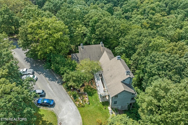 birds eye view of property featuring a wooded view