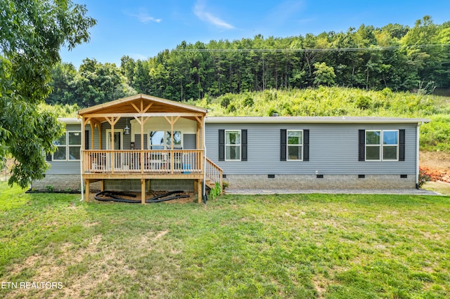 view of front of property featuring a front yard