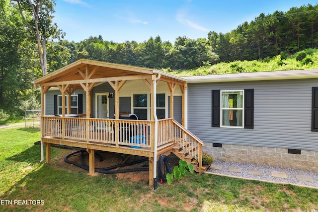 view of front of home featuring crawl space and a front lawn