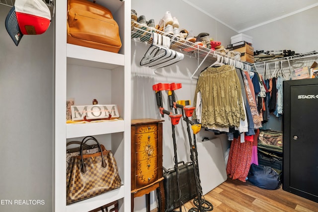 walk in closet with light wood-type flooring