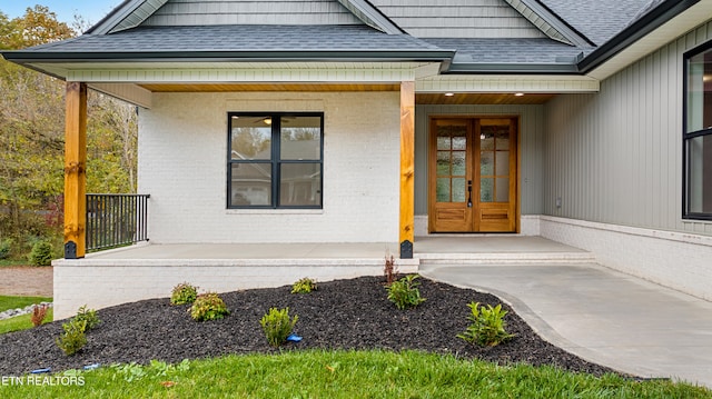 entrance to property featuring a porch