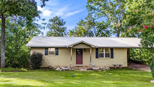 ranch-style house featuring a front yard