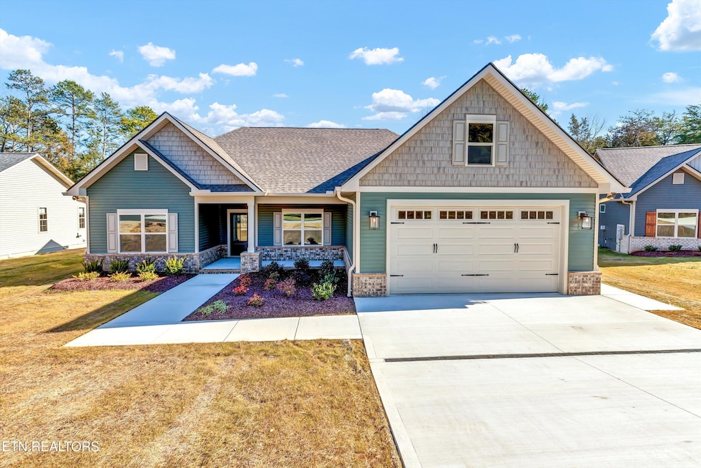 craftsman-style home featuring a front lawn