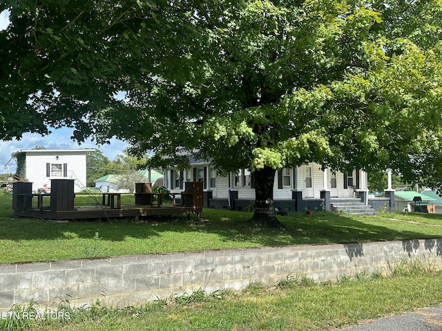 view of front of property with a front yard