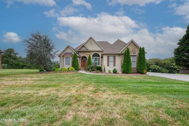 view of front facade featuring a front yard