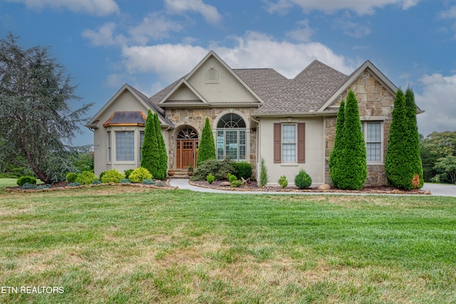 view of front of property featuring a front lawn