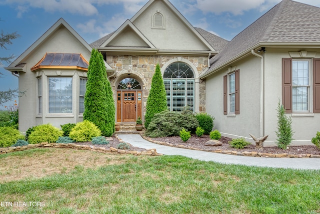 view of front facade with a front lawn