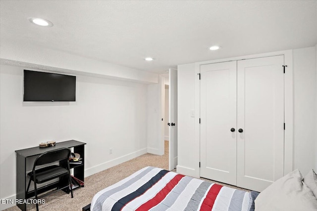 carpeted bedroom featuring recessed lighting, baseboards, and a closet