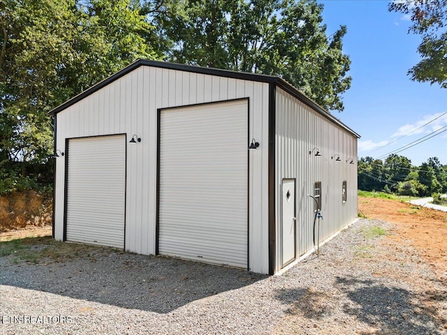 view of outdoor structure with an outbuilding