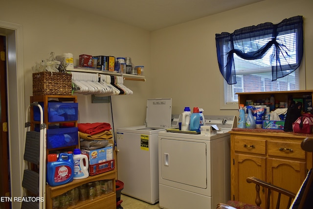 laundry room with laundry area and washer and clothes dryer