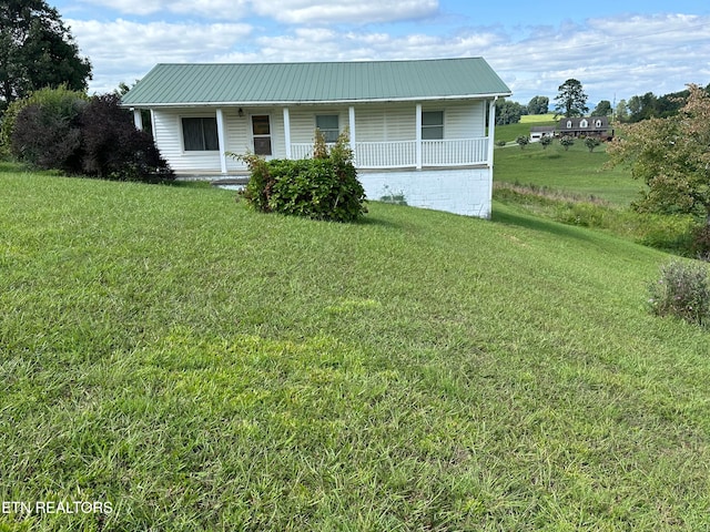 view of front of house with a front lawn and covered porch