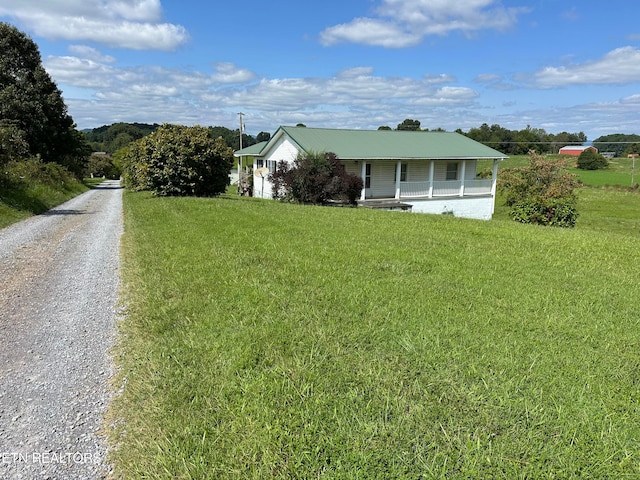 view of front facade featuring a front yard