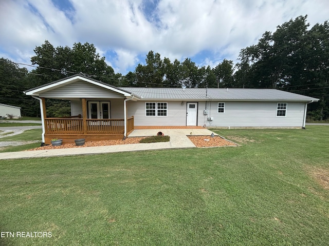 ranch-style home featuring a front lawn