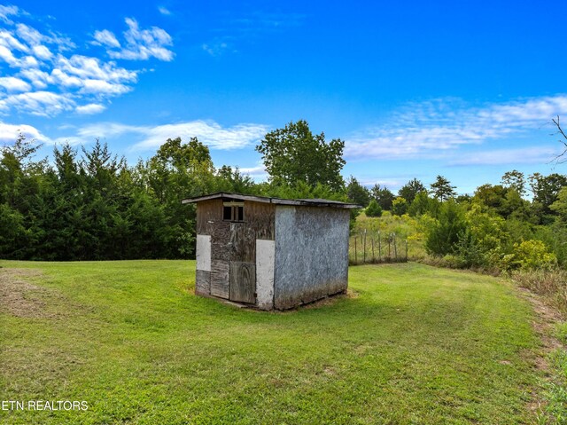 view of yard with a shed