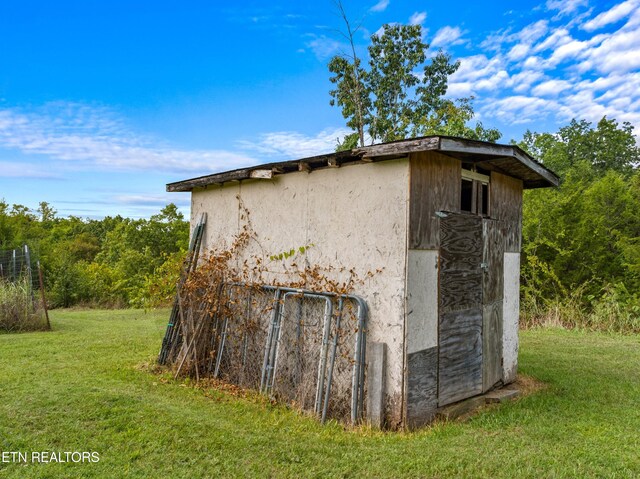 view of outdoor structure featuring a yard