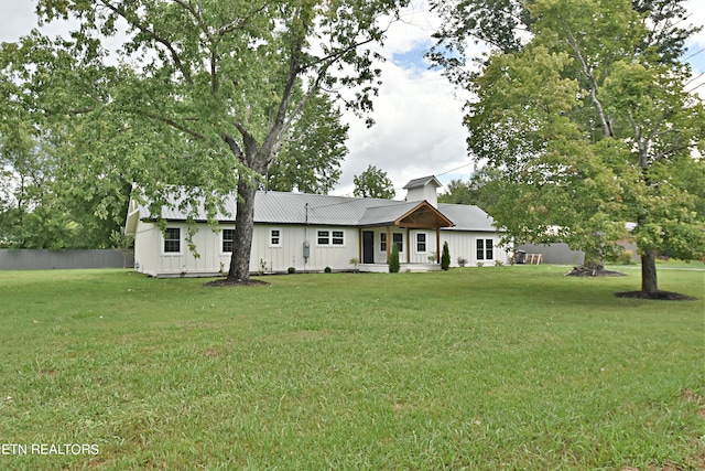 single story home with a front lawn