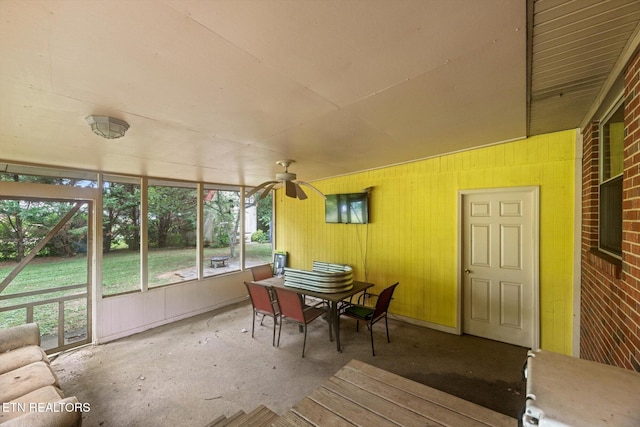 sunroom / solarium with ceiling fan