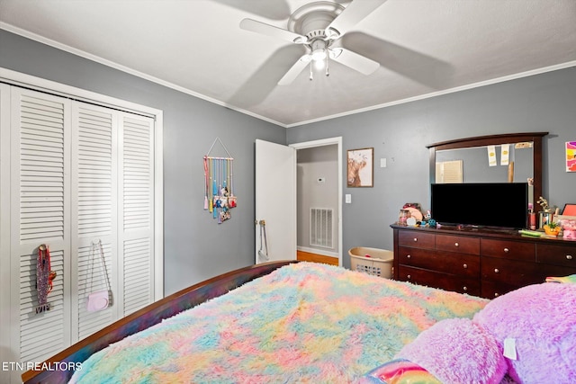 bedroom with a closet, ceiling fan, and ornamental molding