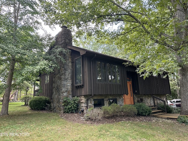 exterior space featuring a lawn