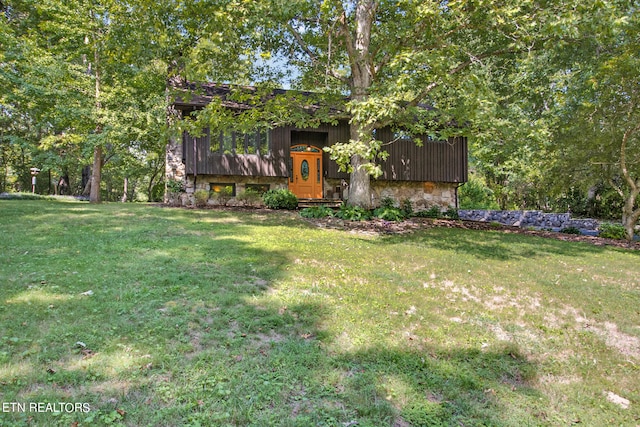 view of front of house with a front lawn