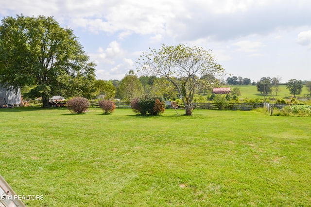 view of yard featuring a rural view