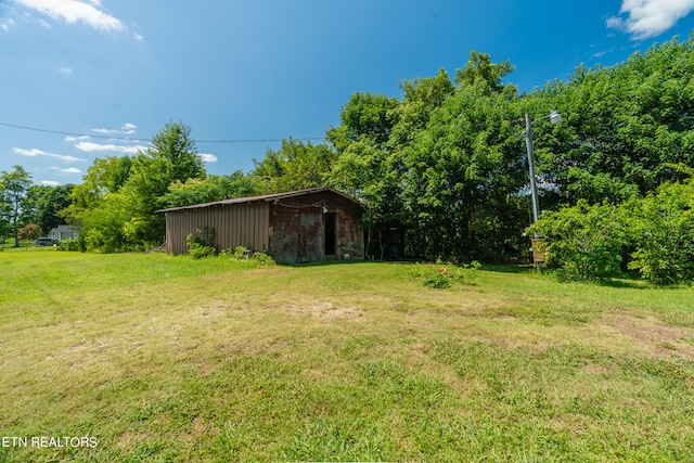 view of yard with an outbuilding