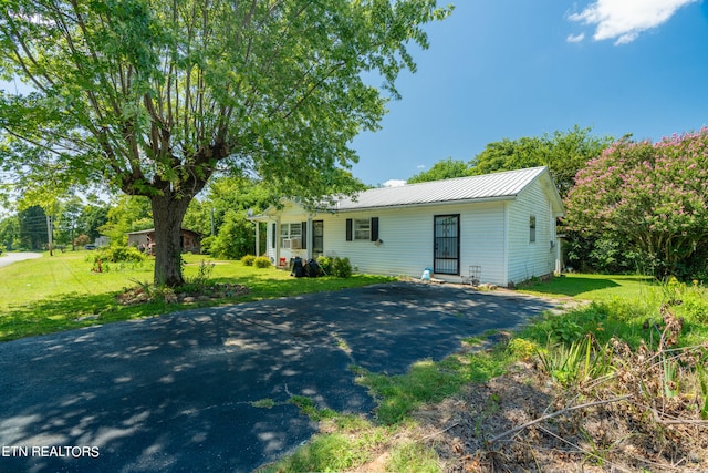 single story home featuring a front lawn