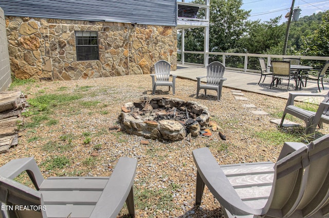 view of yard featuring a fire pit