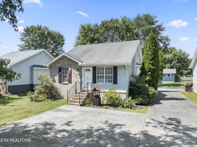 view of front of home featuring a front yard