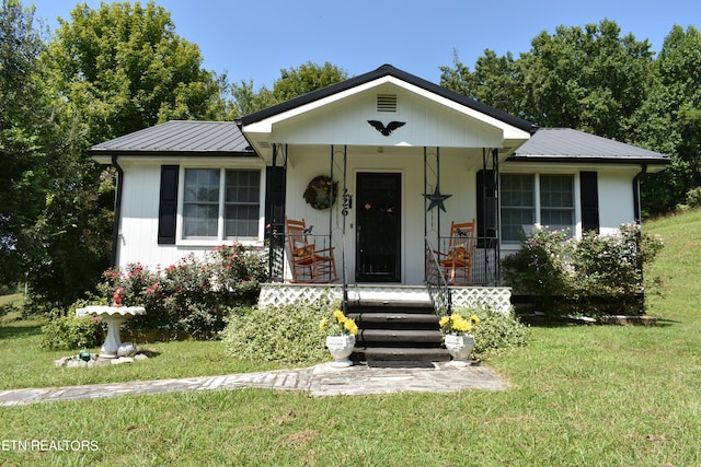 view of front facade featuring a porch and a front lawn